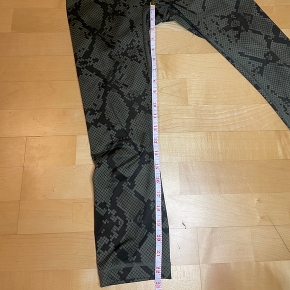 Lululemon Wunder Under Crop - Size 4 - Picture 9 of 11